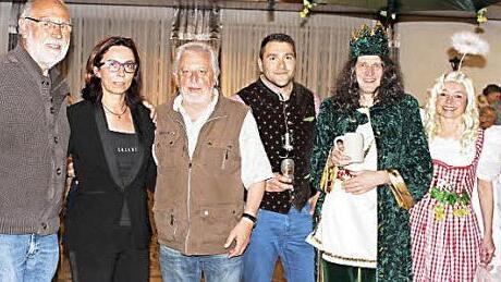 Gruppenbild von Bierfreunden ( v . l.): Organisator Schorsch Mayer, Wirtin Simone Seidel, Begr&uuml;nder der Tour-de-Bier Klaus Kling, Biersommelier Andrei Stirbati sowie Biergott Gambrinus mit einem Bierengel (Franz und Barbara Besold)  Foto: Roland Dietz