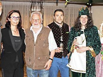 Gruppenbild von Bierfreunden ( v . l.): Organisator Schorsch Mayer, Wirtin Simone Seidel, Begründer der Tour-de-Bier Klaus Kling, Biersommelier Andrei Stirbati sowie Biergott Gambrinus mit einem Bierengel (Franz und Barbara Besold)  Foto: Roland Dietz