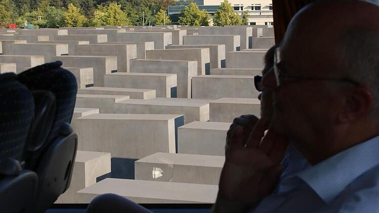 Blick über das Holocaust-Mahnmal zum Reichstag. Foto: Ralf Ruppert