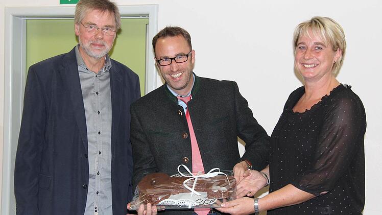 Architekt Karl-Heinz Höfner überreichte den symbolischen Schlüssel in Form eines Schokoladenkuchens für die neuen Räume der Kindertagesstätte "Oase" an Bürgermeister Markus Mönch und Kita-Leiterin Carina Kürsten. Foto: Alexandra Kemnitzer