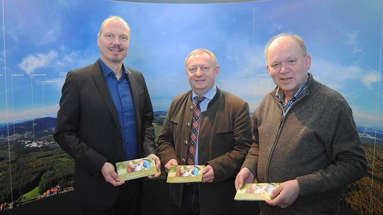 Das Programm 2017 von Naturpark & Biosphärenreservat stellten Geschäftsführer Klaus Spitzl, Vorsitzender Thomas Bold und Leiter Michael Geier im Haus der Schwarzen Berge vor. Foto: Wolfgang Dünnebier