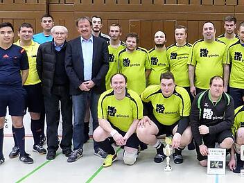 Die Wefa Ahorn wurde zum sechsten Mal in Folge oberfränkischer Hallenfußballlmeister für Menschen mit Behinderung. Bester Torschütze wurde Benedikt Welsch von der Wefa Ahorn mit sechs Treffern und zum besten Torhüter wurde Bernd Reck von der Lebenshilfe Forchheim geehrt. Mit im BIld sind Landrat Klaus Peter Söllner, Nationalspieler Tobias Lesch, Bürgermeister Stefan Schaffraneck, Bundestrainer Jörg Dittwar, Stadtrat Horst Zahr, Nationalspieler und Torschützenkönig Benny Welsch, Stadtrat Lotha...