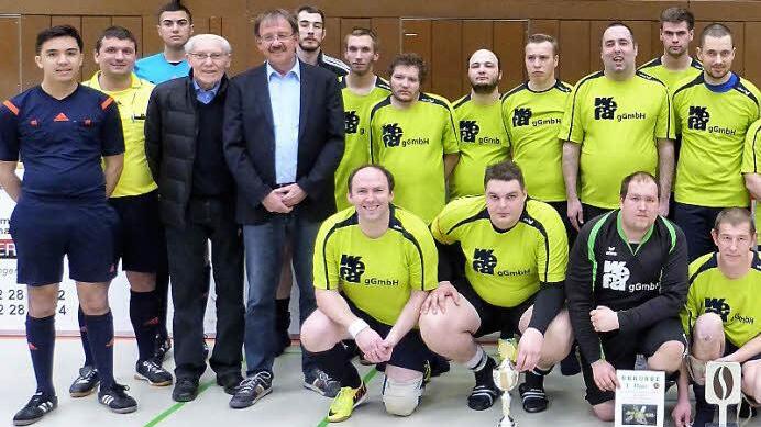 Die Wefa Ahorn wurde zum sechsten Mal in Folge oberfränkischer Hallenfußballlmeister für Menschen mit Behinderung. Bester Torschütze wurde Benedikt Welsch von der Wefa Ahorn mit sechs Treffern und zum besten Torhüter wurde Bernd Reck von der Lebenshilfe Forchheim geehrt. Mit im BIld sind Landrat Klaus Peter Söllner, Nationalspieler Tobias Lesch, Bürgermeister Stefan Schaffraneck, Bundestrainer Jörg Dittwar, Stadtrat Horst Zahr, Nationalspieler und Torschützenkönig Benny Welsch, Stadtrat Lotha...
