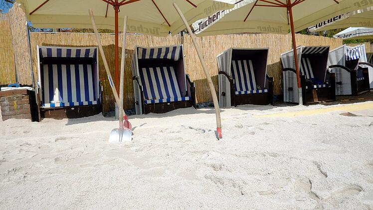 Viel Arbeit bis der ganze Sand verteilt ist. Foto: Pelke