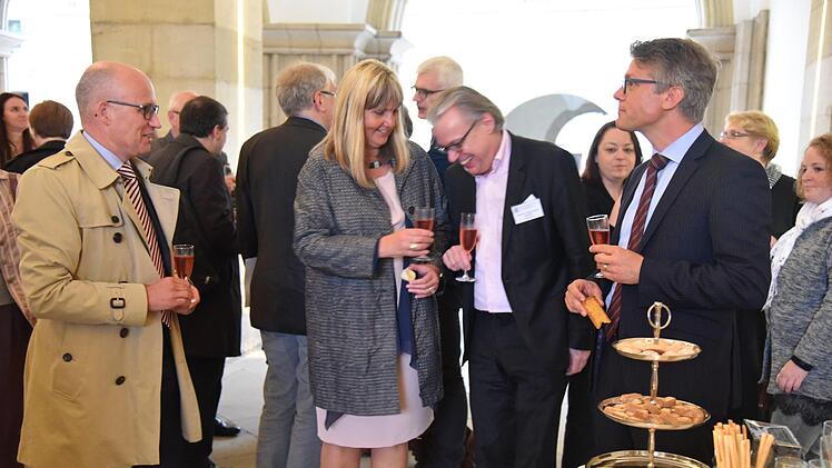 Der Donnerstag der Jahrestagung der Prinz-Albert-Gesellschaft endete mit einem Sektempfang im Schlosshof (von links): Ralf Behrwald, Birgit Weber, Frank-Lothar Kroll und Caspar Hirschi. Foto: Gabi Arnold