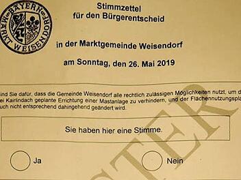 Christiane Kolbet kritisierte Gestaltung und Schriftgröße des Stimmzettels.   Foto: Richard Sänger