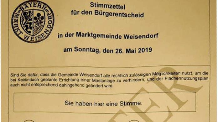 Christiane Kolbet kritisierte Gestaltung und Schriftgröße des Stimmzettels.   Foto: Richard Sänger