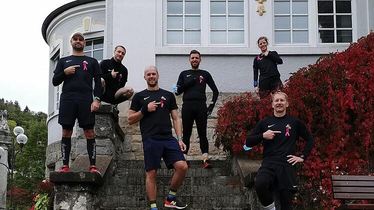 Der Sportverein SD 2020 Bad Brückenau unterstützt den Pinklauf. Mit pinken Schleifen laufen die Männer am 10. Oktober beim Megamarsch in Frankfurt mit. Foto: Daniel Schöberl