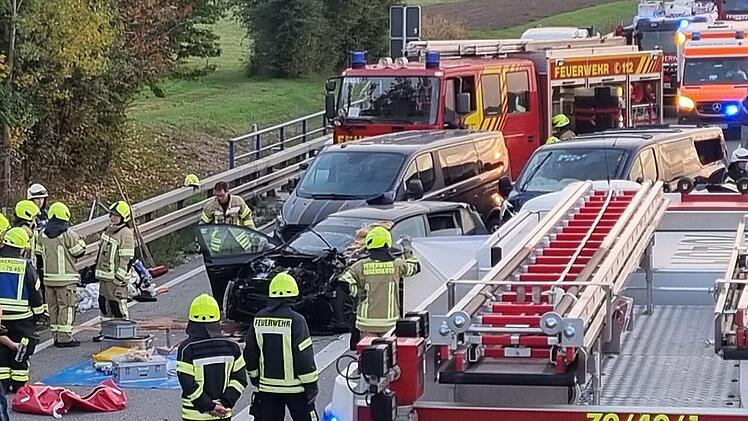 Unfall auf A73 bei Erlangen: Karambolage sorgt für etliche Verletzte - schamlose Gaffer filmen Einsatz