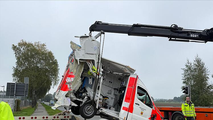 Regionalzug kollidiert mit Krankenwagen – Patientin stirbt