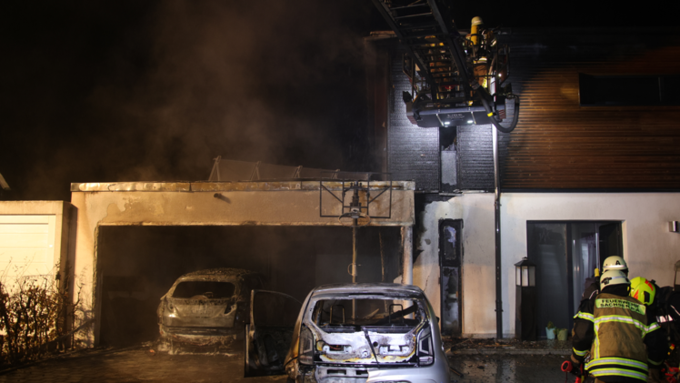 Feuerwehr-Gro&szlig;einsatz in Sachsen: Carport-Brand greift auf Haus &uuml;ber