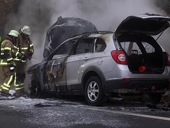 Das Auto hat während der Fahrt langsam Feuer gefangen. Vermutlich wegen einem technischen Defekt brannte das Fahrzeug komplett aus. Foto: Hohnerlein, News5