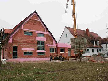 An den 20 Jahre alten Kindergarten (weißer Bau) der Gemeinde Gremsdorf wird derzeit ein Haus für eine Krippe angebaut. Der Rohbau steht, im September sollen die ersten Krippenkinder einziehen. Foto: Evi Seeger