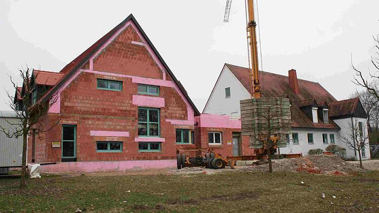 An den 20 Jahre alten Kindergarten (weißer Bau) der Gemeinde Gremsdorf wird derzeit ein Haus für eine Krippe angebaut. Der Rohbau steht, im September sollen die ersten Krippenkinder einziehen. Foto: Evi Seeger