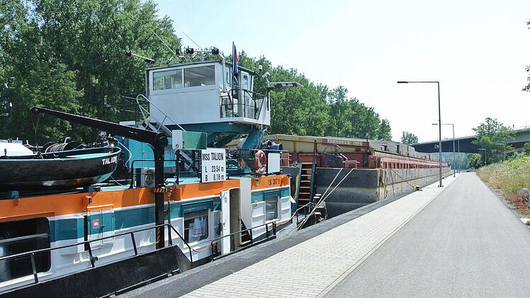 Maßarbeit ist es, den Leichter im Schubverband auf dem Main bis nach Regensburg zu bugsieren. Da braucht ein Schiffsführer Fingerspitzengefühl. Die Wasserstraße Main hat europaweite Bedeutung. Die Schiffe werden immer größer. Bei einem Streik geht's nicht voran. In Limbach liegt die "Talion" am Kai. Fotos: Brigitte Krause