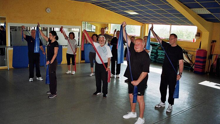 Die Fitness-Gruppe beim wöchentlichen seniorengerechten Training