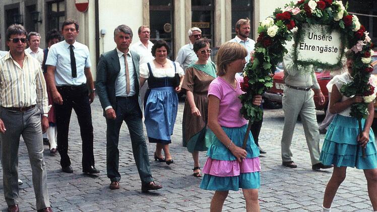 Gregorifest 1983: Wolfgang Protzner im Festzug zusammen mit seinen Stadtratskollegen Peter Pöhlmann (links) und Edi Beyer (rechts daneben) sowie Jürgen Albertz (†/rechts hinten) und Renate Wiesel (braunes Kleid).
