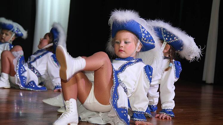 Höchste Konzentration war bei den Purzeln angesagt, doch die jüngsten Tänzer machten ihre Sache toll. Foto: Sonja Adam