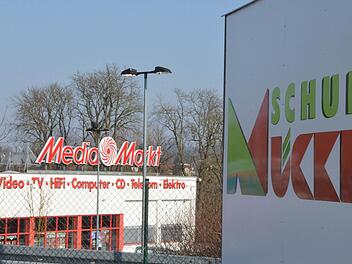 Noch sind Schuh Mücke und Media Markt im Gewerbegebiet Oeslau West Nachbarn. Doch der Elektronik-Anbieter wird Rödental verlassen.  Foto: Rainer Lutz