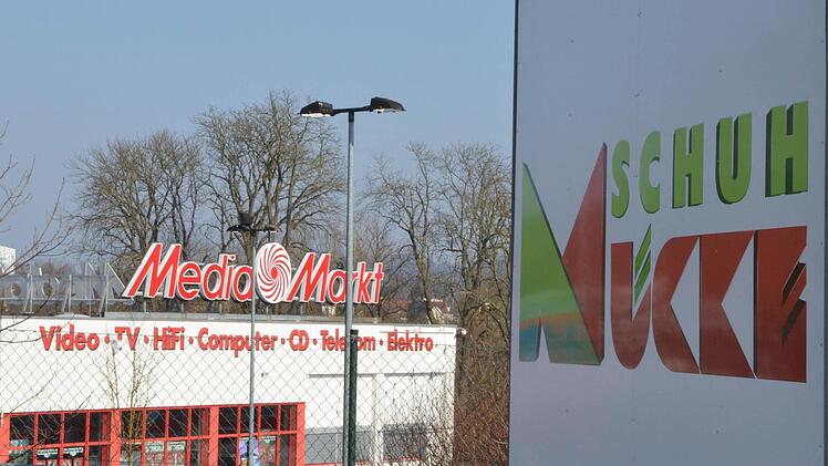 Noch sind Schuh Mücke und Media Markt im Gewerbegebiet Oeslau West Nachbarn. Doch der Elektronik-Anbieter wird Rödental verlassen.  Foto: Rainer Lutz