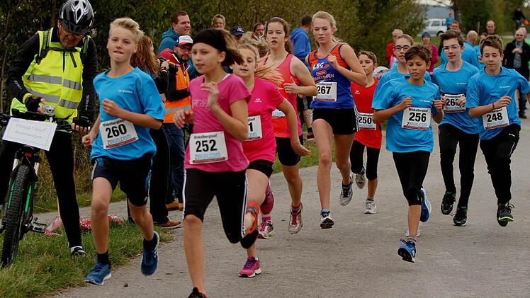 Beim Schülerlauf gab es für Anna Gonnert (Nummer 252) und Elias Hochrein (260) einen Start-Ziel-Sieg.