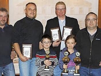 Die Vereinsmeister des Kleintierzuchtvereins Nordhalben mit Michael Neidhardt (2. v. l.), Markus Appel (3. v. l.), zusammen mit den Jugendlichen Julian Beetz und Luisa Gehring sowie 2. Vorsitzendem Michael Büttner (l.) und Vorsitzendem Jörg Neubauer (r.).  Foto: mw