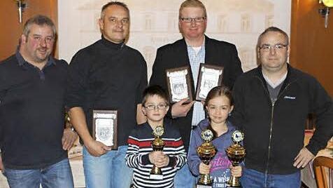 Die Vereinsmeister des Kleintierzuchtvereins Nordhalben mit Michael Neidhardt (2. v. l.), Markus Appel (3. v. l.), zusammen mit den Jugendlichen Julian Beetz und Luisa Gehring sowie 2. Vorsitzendem Michael Büttner (l.) und Vorsitzendem Jörg Neubauer (r.).  Foto: mw