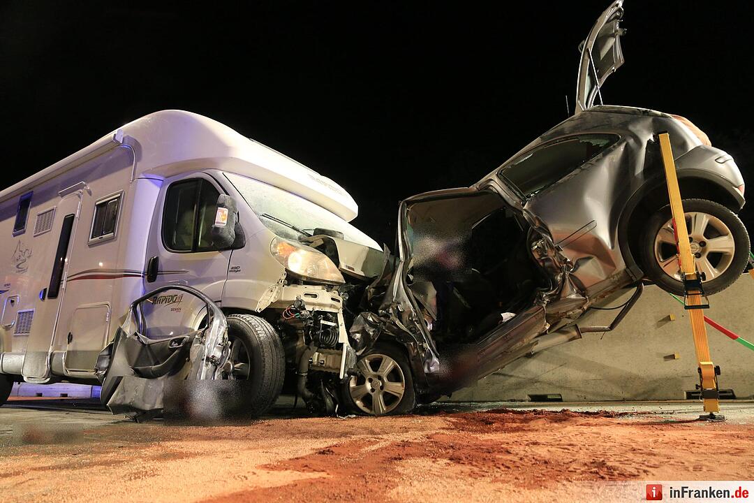 Wohnwagen kollidiert auf Autobahn frontal mit Corsa - Baustelle war ohne Abgrenzung - Ein Toter, zwei Verletzte
