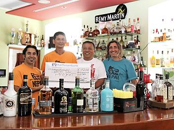 Sami Alijaj übergibt den Scheck an Shree und Santa sowie an Alberto Parmigiani (v. l.). Foto: Richard Sänger