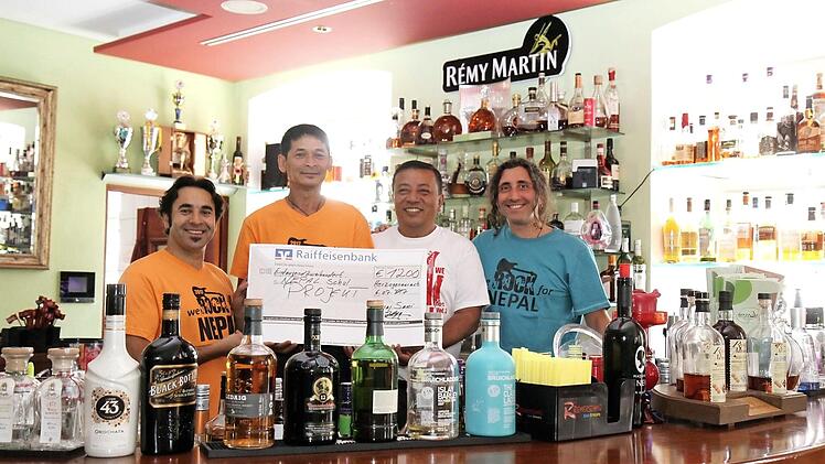 Sami Alijaj übergibt den Scheck an Shree und Santa sowie an Alberto Parmigiani (v. l.). Foto: Richard Sänger