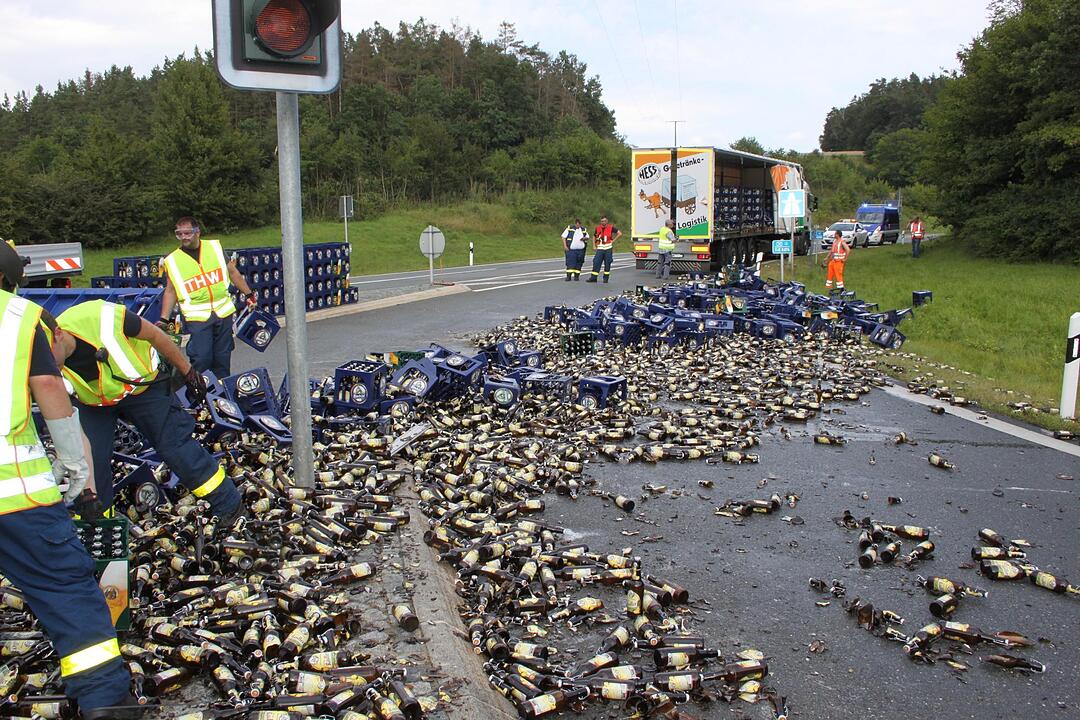 Landkreis Kulmbach: Bierlaster verliert Ladung auf B85
