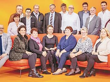 Die Jubilare mit Erik und Andrea Stammberger (1. und 2. sitzend von links), Betriebsratsvorsitzender Wolfgang Säum (stehend, 5. von links), Betriebsleiter Uwe Scheler (4. stehend von rechts) sowie die Leiterin des Personalwesens, Susanne Alber (stehend, 1. von rechts)  Foto: privat