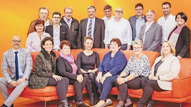 Die Jubilare mit Erik und Andrea Stammberger (1. und 2. sitzend von links), Betriebsratsvorsitzender Wolfgang Säum (stehend, 5. von links), Betriebsleiter Uwe Scheler (4. stehend von rechts) sowie die Leiterin des Personalwesens, Susanne Alber (stehend, 1. von rechts)  Foto: privat