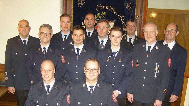 Der Vorstand der Feuerwehr Unterleichtersbach: (von links) Peter Heil, Dierk Greß, Lukas Behling, David Martin, Ralf Heil, Oliver Schaub, Tobias Frischat, KBI Marcus Brust und Bürgermeister Dieter Muth, sowie (davor sitzend) der  stellvertretender Kommandant Dominik Henz und Kommandant Christian Seubert. Foto: Wolfgang Saam