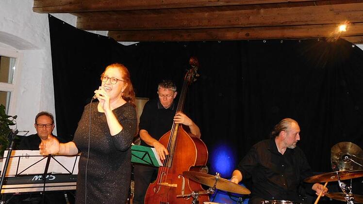 Jazz-Sängerin Barbara Frühwald mit der "Lehrer Big Band Bayern". Foto: Horst Wunner