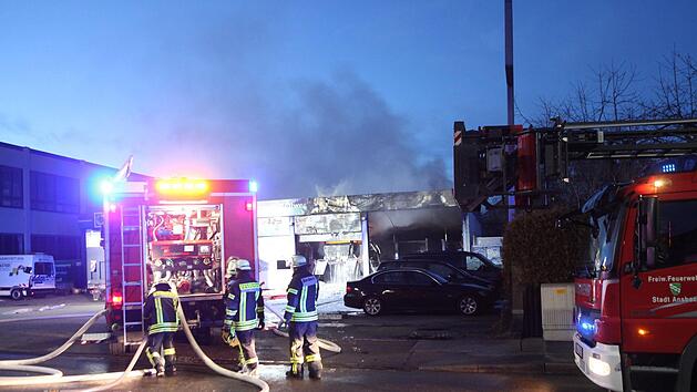 In Ansbach brante es am Samstag in einer Reifenwerkstatt. Foto: NEWS5 / Haag