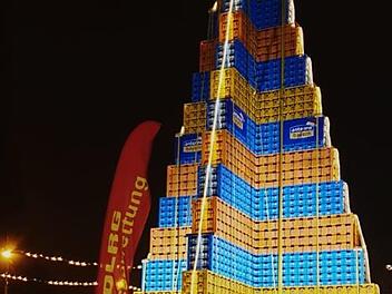 Auch beim Aufbau des weltgr&ouml;&szlig;ten Weihnachtsbaums aus Bierk&auml;sten waren die Lebensretter im Einsatz. Foto: Markus Brand