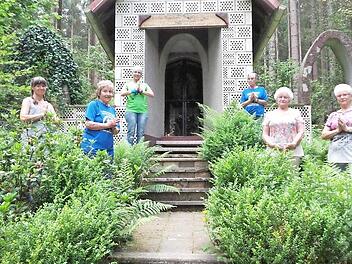 Die Marienkapelle im Wald bei Buchbach ist Ziel eines Waldspazierganges des Vereins Gemeinsam gegen Krebs. Die Teilnehmer sind begeistert von den wohltuenden und erfrischenden Waldspaziergängen mit Meditation an der Marienkapelle. Hinten links Sportleiterin und Yogacoach Birgit Schmitt.  Foto: K.- H. Hofmann