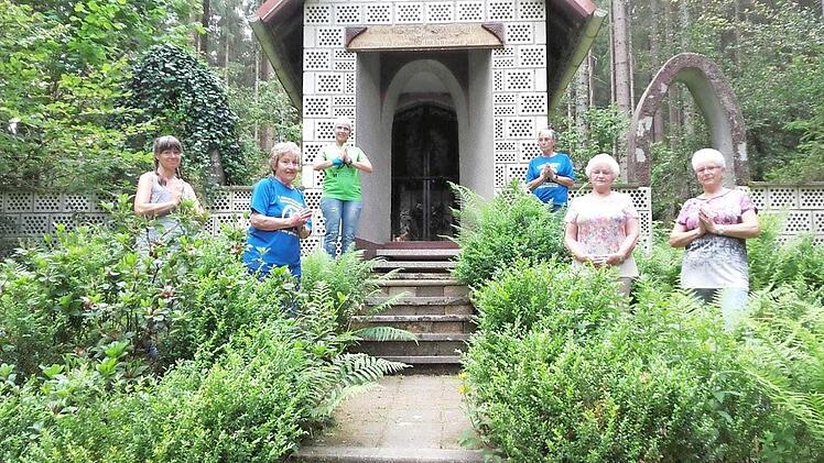 Die Marienkapelle im Wald bei Buchbach ist Ziel eines Waldspazierganges des Vereins Gemeinsam gegen Krebs. Die Teilnehmer sind begeistert von den wohltuenden und erfrischenden Waldspaziergängen mit Meditation an der Marienkapelle. Hinten links Sportleiterin und Yogacoach Birgit Schmitt.  Foto: K.- H. Hofmann
