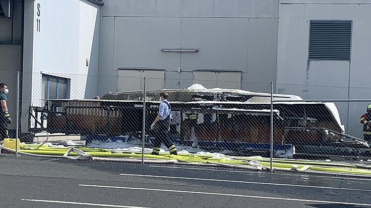 Brand in Fertigungshalle eines Yacht-Herstellers: 400 Mitarbeiter evakuiert