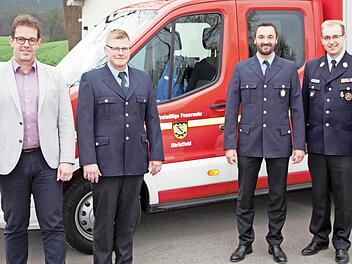 Der neue stellvertretende Kommandant Sebastian Eideloth (Zweiter von rechts) nach der Wahl zusammen mit B&uuml;rgermeister J&uuml;rgen G&auml;belein, Kommandant Florian Schwalme und Kreisbrandmeister Tobias Winterbauer (von links)
