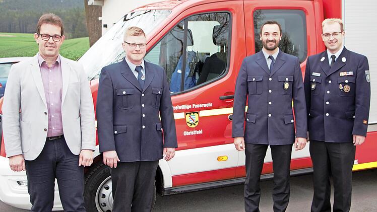 Der neue stellvertretende Kommandant Sebastian Eideloth (Zweiter von rechts) nach der Wahl zusammen mit B&uuml;rgermeister J&uuml;rgen G&auml;belein, Kommandant Florian Schwalme und Kreisbrandmeister Tobias Winterbauer (von links)