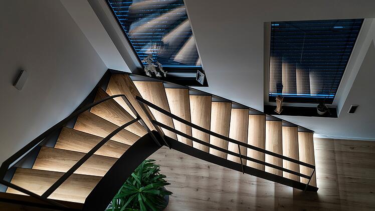Eine Treppe der Paltian Treppenbau GmbH mit Licht.