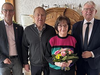 Zur Eisernen Hochzeit gratulierten den Wieshubers auch B&uuml;rgermeister Wolfgang Desel (l.) und Landrat Johann Kalb.