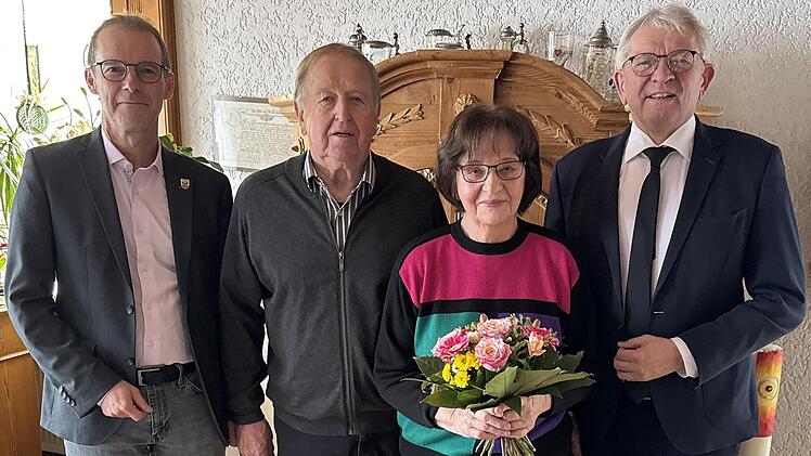 Zur Eisernen Hochzeit gratulierten den Wieshubers auch B&uuml;rgermeister Wolfgang Desel (l.) und Landrat Johann Kalb.