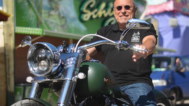 Der Rockzelt-Wirt Hermann Murr auf seiner Harley. Foto: Nikolas Pelke