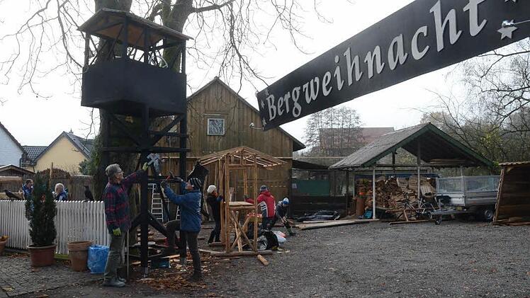 Die Vorbereitungen für die bergmännische Weihnacht in Stockheim laufen auf Hochtouren. Als besondere Attraktion wurde am Festplatzeingang der Förderturm der Katharinenzeche nachgebaut. Günther Scheler (links) und Gregor Förtsch vom Förderverein Bergbaugeschichte legen letzte Hand an. Im Hintergrund sind fleißige Helfer mit dem Aufbau weiterer Holzbauten beschäftigt, die zur Bergweihnacht im Lichterglanz mit mannigfachen Angeboten locken werden. Foto: Karl-Heinz Hofmann