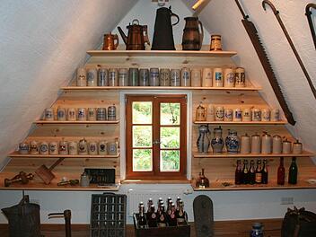 In dem Museum werden auch Krüge und Flaschen längst untergegangener Brauereien gezeigt. Foto: Evi Seeger