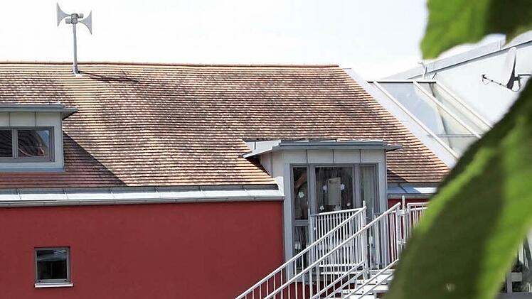 Die Sirene auf dem Dach der FFW Kersbach funktioniert leider immer noch nicht.  Foto: Josef Hofbauer