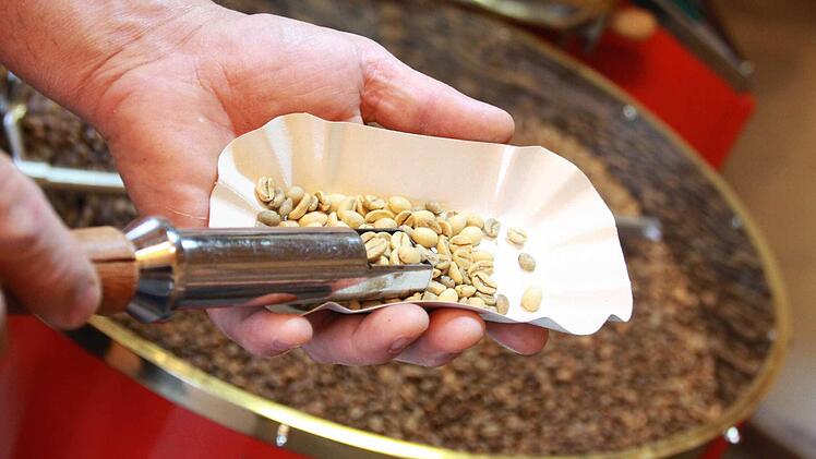 Rainer Bühner ist der wohl einzige Kaffee-Röster in der Rhön. Am "Tag des Kaffees" erklärt er, wie guter Kaffee schmecken muss. Foto: Carmen Schmitt